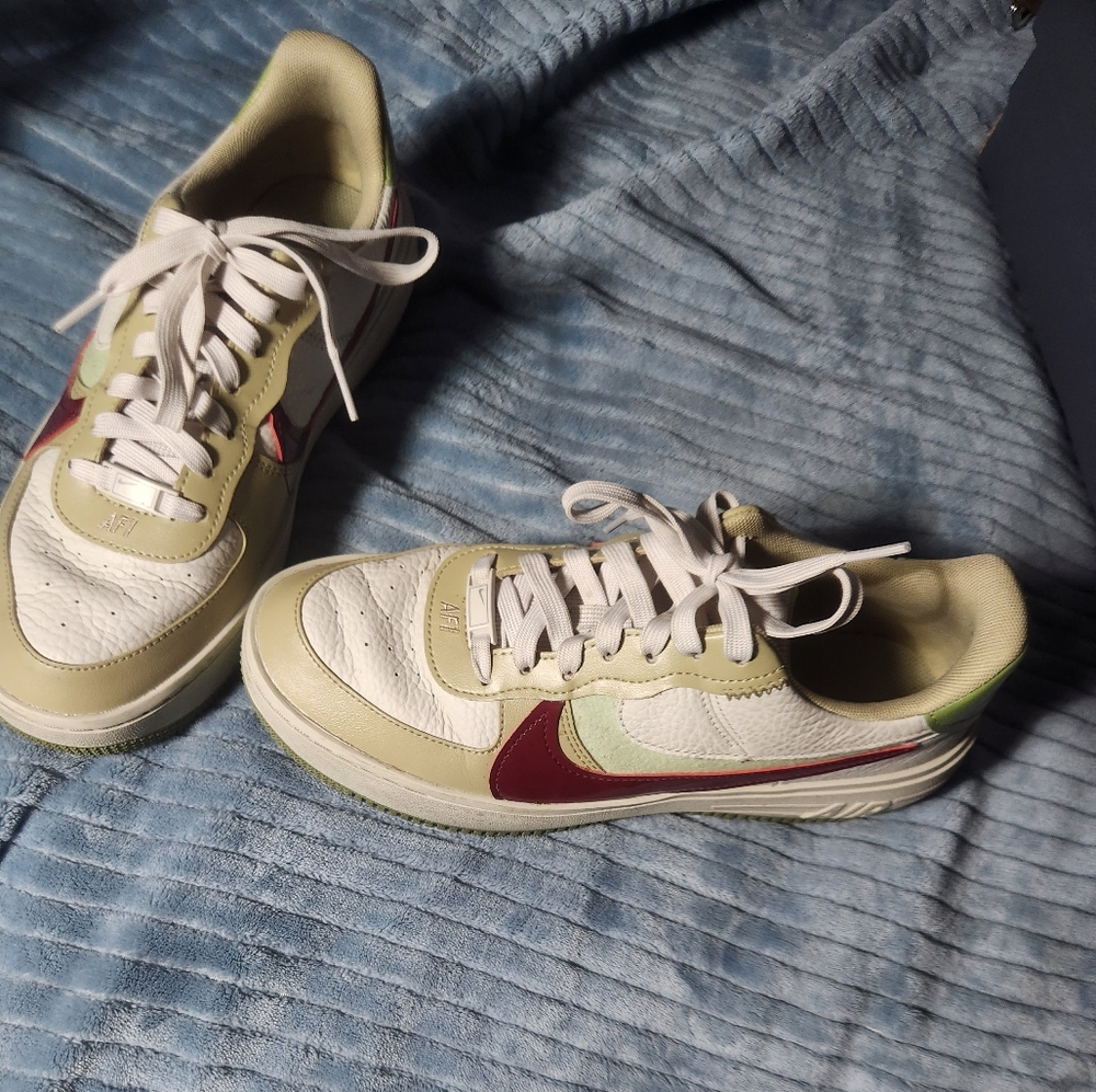 9.5 Nike Earth tones, Platform Air Force 1